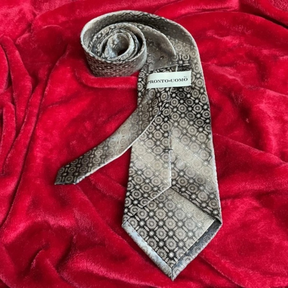 Pronto Uomo Mens Silk Tie Silver Gray Black Ombre Medallion Geometric Pattern 4" - Picture 3 of 5